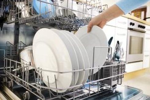 Mencuci Piring dengan Mesin Lebih Hemat Ketimbang Tangan