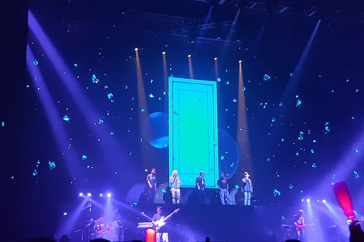 Boy group iKON saat menggelar konser bertajuk 2023 iKON World Tour Jakarta di Tennis Indoor, Senayan, Jakarta Pusat, Minggu (19/11/2023)
