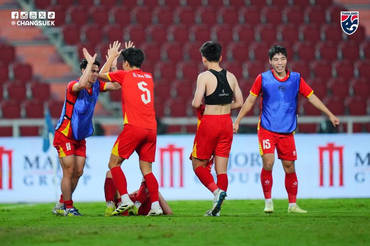 Para pemain timnas u22 Vietnam merayakan kemenangan atas Thailand dalam partai final SEA Games 2025 di Rajamangala National Stadium, Rabu (18/12/2025) malam WIB.