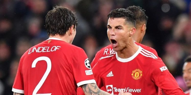 Cristiano Ronaldo (tengah) saat merayakan gol pada laga kedua Grup F Liga Champions yang mempertemukan Man United Vs Villarreal di Stadion Old Trafford, Kamis (30/9/2021) dini hari WIB.