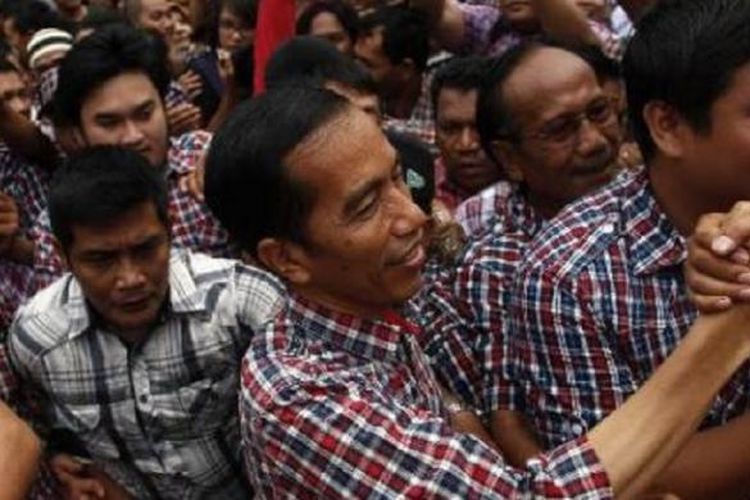 Saat pasangan Calon Gubernur (Cagub) DKI Jakarta, Joko Widodo dan Basuki T Purnama menggelar acara halal-bihalal di Sekretariat Tim Kampanye di kawasan Menteng, Jakarta Pusat, Sabtu (25/8/2012), massa yang berdatangan hampir semuanya mengenakan baju kotak-kotak. 