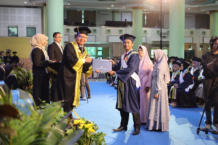Salah satu wisudawan UII Yogyakarta, Hasman Zhafiri berhasil lulus S2 dengan IPK 4,00.