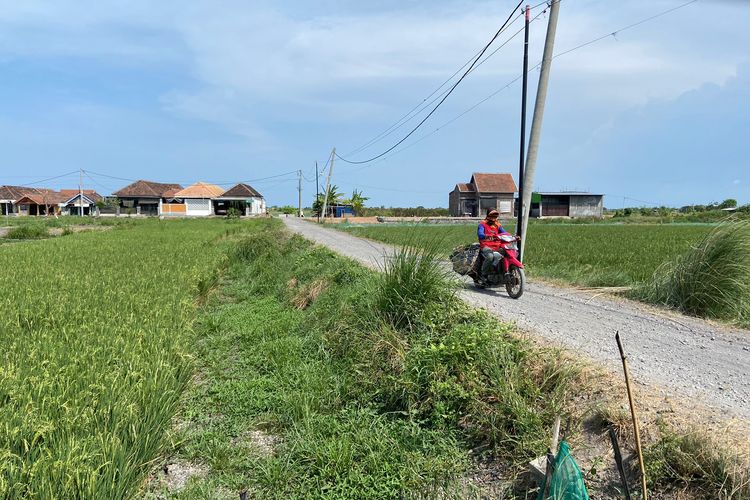 Jalanan depan rumah Sumarlin yang masih berupa batu sirtu untuk mengatasi banjir di Desa Banjarasri, Tanggulangin