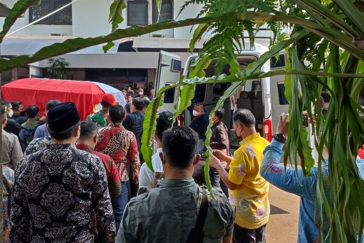 Jenazah Menteri Pendayagunaan Aparatur Negara dan Reformasi Birokrasi (Menpan-RB) Tjahjo Kumolo tiba di rumah dinas di Jalan Widya Chandra IV Nomor 22, Jakarta Selatan, Jumat (1/7/2022) siang.