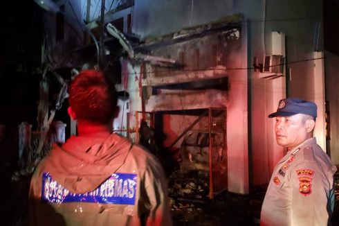 2 Petugas Damkar di OKU Tertimpa Reruntuhan Saat Padamkan Api, Satu Tewas