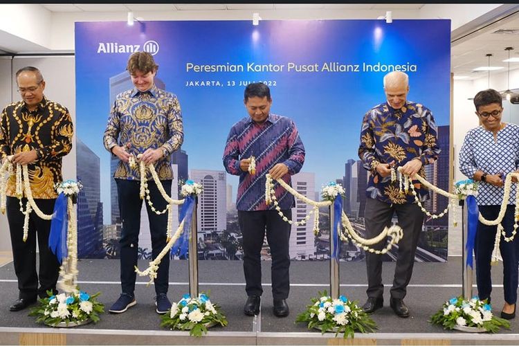 Peresmian kantor pusat baru Allianz Indonesia di komplek World Trade Center, Jakarta oleh Presiden Direktur Allianz Utama Indonesia Sunadi, Country Manager & Direktur Utama Allianz Life Indonesia David Nolan, Kepala Departemen Pengawasan IKNB OJK 2A Ahmad Nasrullah, Member of the Board of Management of Allianz SE, Insurance Asia Pacific Sergio Balbinot, dan Regional CEO Allianz Asia Pacific Anusha Thavarajah. 