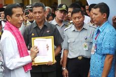 Jokowi Beri Hadiah 10 Pengemudi dan Pelajar Teladan