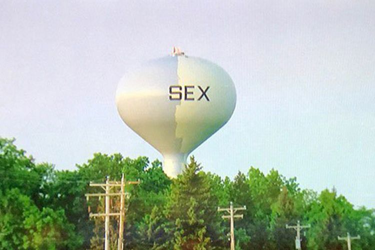 Tulisan besar SEX yang mengundang perhatian warga itu ditemukan di kota Sussex yang berada 32 kilometer dari Kota Milwaukee. 