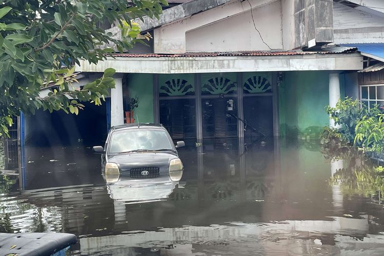 Sebuah mobil terendam banjir di halaman rumah penduduk di Tanjung Puri, Sintang, Kalimantan Barat, Minggu (14/11/2021). BPBD Kabupaten Sintang menyatakan sebanyak 12 kecamatan di kabupaten setempat terdampak banjir yang disebabkan meluapnya debit air Sungai Kapuas dan Sungai Melawi di wilayah setempat.
