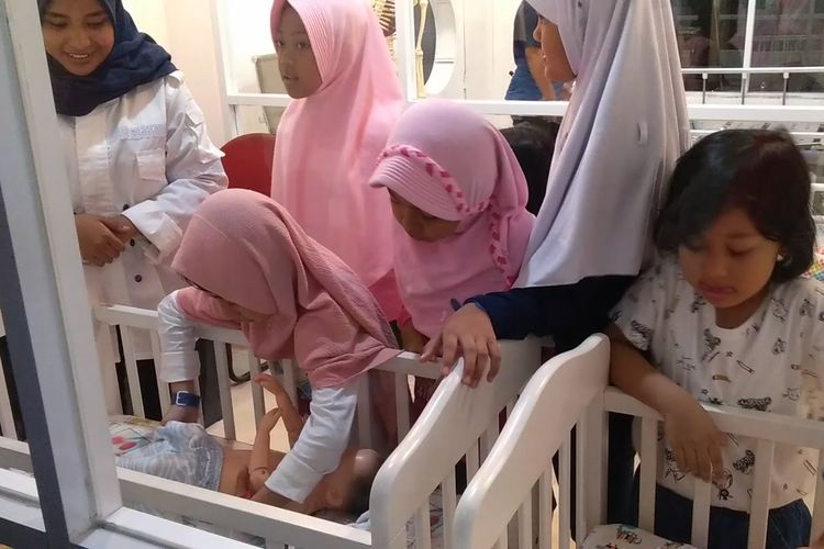 Anak-anak tengah bermain sambil belajar di Bandung Champion City (BCC). BCC merupakan replika kota metropolitan mini untuk anak-anak yang dirancang sistematis dan realistis serupa dengan tatanan dan struktur kota sebenarnya.