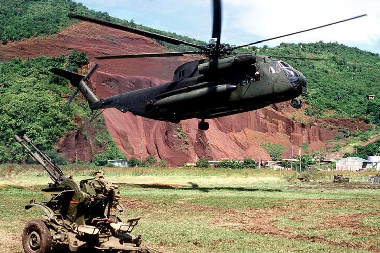 Sebuah helikopter Sikorsky CH-53D Sea Stallion milik Korps Marinir AS mendarat di Grenada sebagai bagian dari pasukan invasi ke negeri kecil Karibia tersebut.
