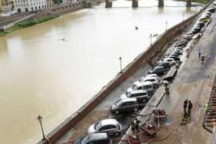 Jalan runtuh di Florence, Italia menyebabkan puluhan mobil terperosok ke dalam gorong-gorong besar.