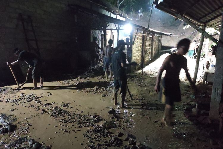 Warga membersihkan material tanah sisa longsoran yang menimpa dapur rumah di Desa Surat, Kecamatan Mojo, Kabupaten Kediri, Jawa, Timur, Rabu (8/1/2025) petang.