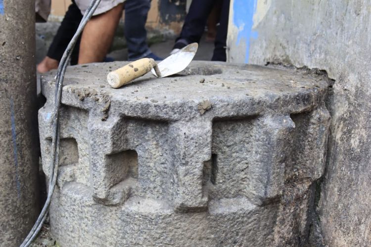 Batu besar yang diduga berasal dari abad 17 era Kesultanan Banten. Batu yang dulu digunakan sebagai alat pemeras tebu dan diduga memiliki nilai historis yang tinggi itu ditemukan di pinggir jalan di wilayah Teluk Pucung, Bekasi Selatan, Kota Bekasi pada Jumat (24/6/2022).