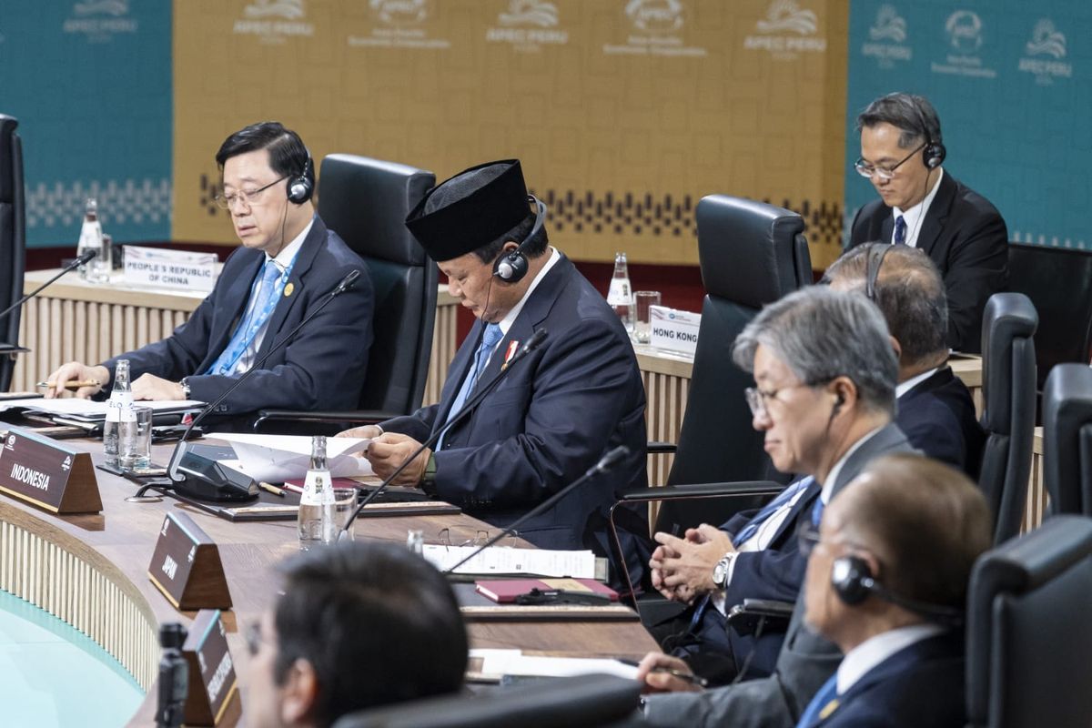 Presiden Prabowo Subianto saat menghadiri sesi APEC Leaders Informal Dialogue with Guest yang digelar di Lima Convention Center, Peru, Jumat (15/11/2024) waktu setempat. 