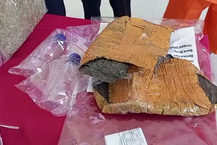 Barang bukti berupa ganja seberat 2 kilogram di Mapolres Rembang, Jawa Tengah, Kamis (19/5/2022)