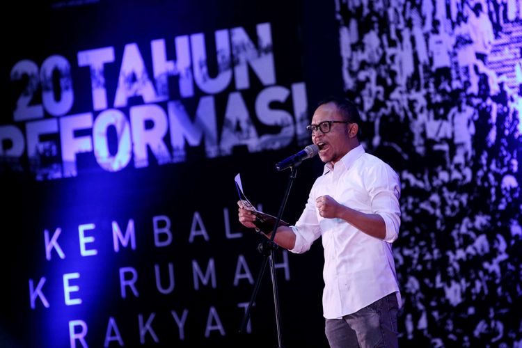 Menteri Tenaga Kerja Hanif Dhakiri membacakan puisi saat panggung puisi dan musik dengan tema 20 Tahun Reformasi, Kembali ke Rumah Rakyat di Gedung DPR, Jakarta, Selasa (8/5/2018). Sejumlah menteri seperti Retno Marsudi dan Susi Pudjiastuti tampil membawakan puisi.