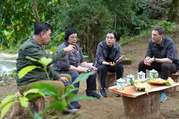 Menteri Lingkungan Hidup dan Kehutanan (LHK) Siti Nurbaya melakukan kunjungan ke Taman Nasional Gunung Leuser, Sabtu (1/6/2024), bersama Menteri Keuangan (Menkeu) RI Sri Mulyani, serta Menteri Iklim dan Lingkungan Norwegia, Andreas Bjelland Eriksen.
