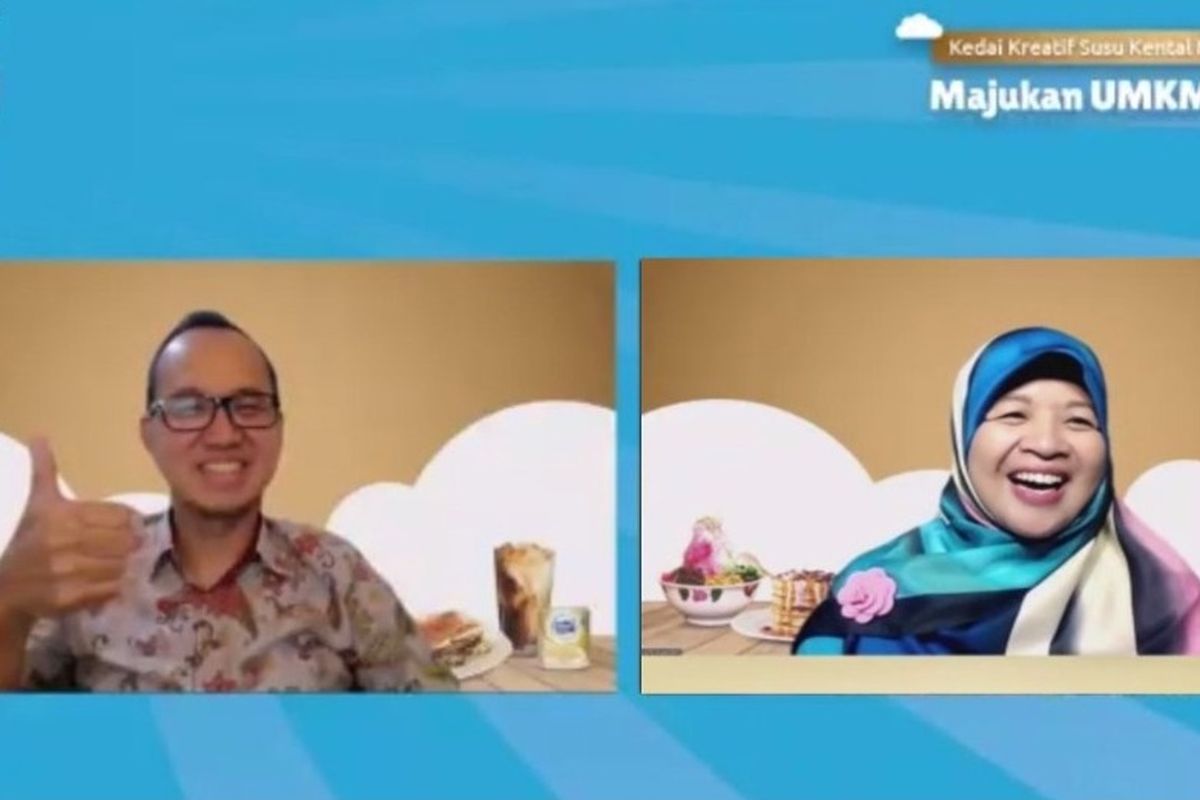 Corporate Affairs Director PT Frisian Flag Indonesia Andrew F. Saputro (kiri) bersama Founder Komunitas Ibu Profesional Septi Peni Wulandani (Kiri) saat peluncuran Program Kedai Kreatif Susu Kental Manis FRISIAN FLAG®: Bersama Majukan UMKM Indonesia secara daring, Rabu (1/12/2021). 