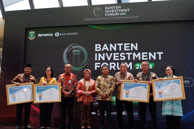 Banten Investment Forum 2024 memberikan apresiasi kepada para kepala daerah yang telah bekerja keras untuk mendorong pertumbuhan dan kemudahan investasi di daerah mereka. Kegiatan ini berlangsung di Hotel JHL Solitaire Gading Serpong, Tangerang, Selasa (29/10/2024).