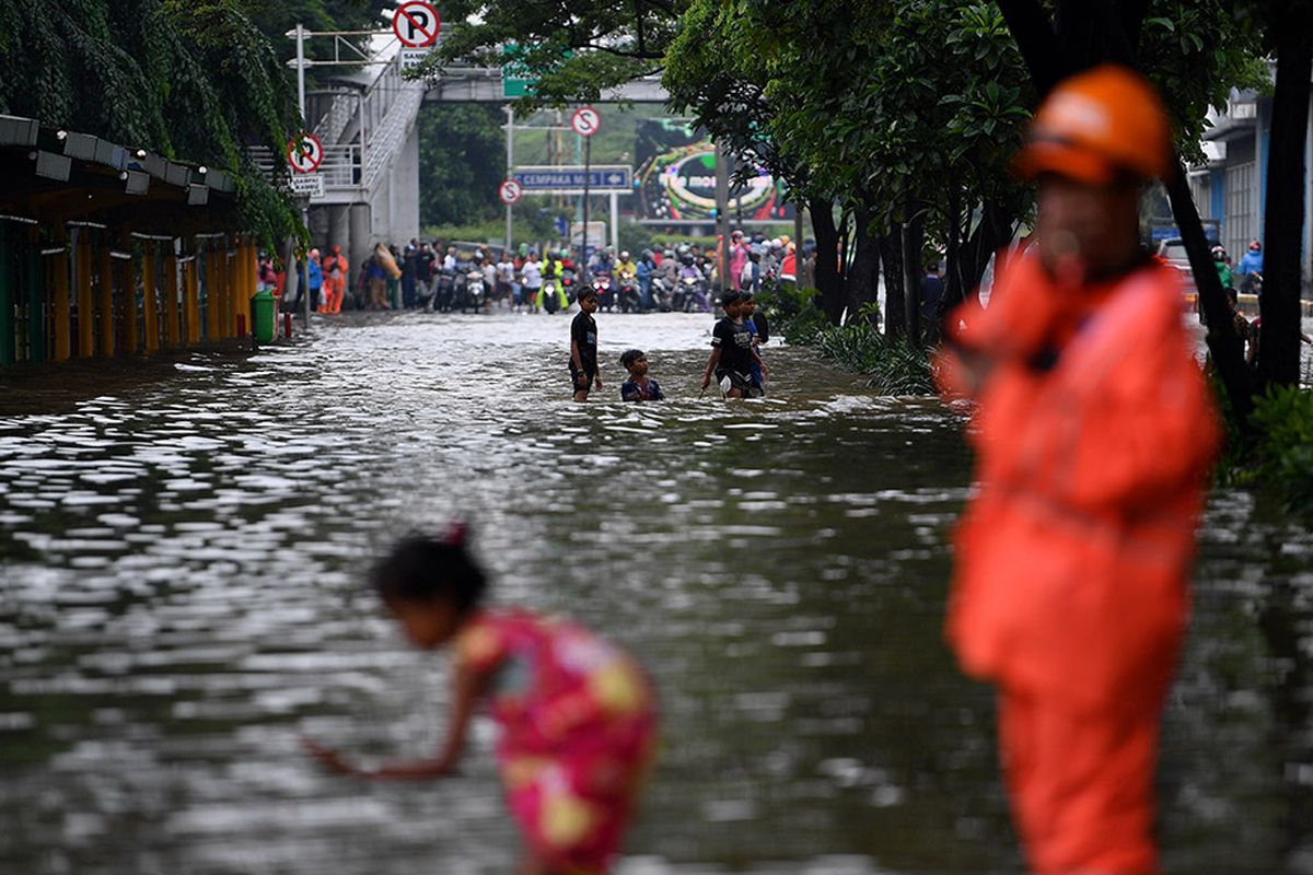 Sejumlah anak bermain saat banjir menggenangi Jalan Letjen Suprapto, Jakarta Pusat, Sabtu (8/2/2020). Hujan deras yang mengguyur Jakarta sejak Sabtu (8/2) dini hari membuat sejumlah kawasan di Ibu Kota terendam banjir.