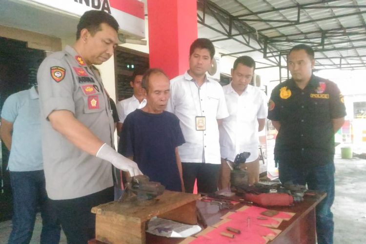 Ujang Basri alias Ujang Soder (76) pelaku perakit senjata api di Kabuapaten Empat Lawang , Sumatera Selatan, saat gelar perkara bersama barang bukti alat merakit senjata, Kamis (30/8/2018).