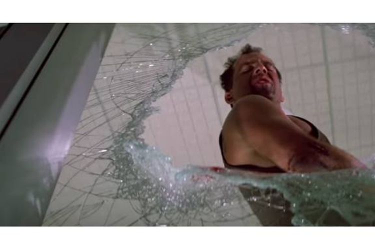 Cuplikan adegan Bruce Willis dalam film aksi Die Hard.