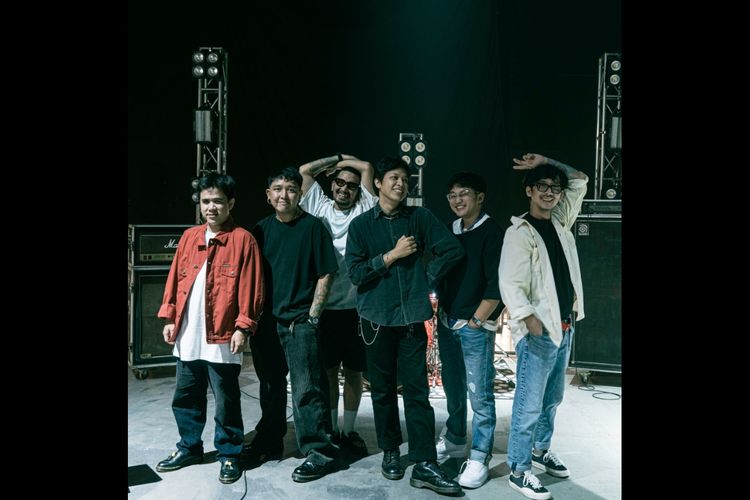 Grup musik Pee Wee Gaskins menelurkan karya terbaru bareng Hindia lewat singel yang berjudul Vaya Con Dios.