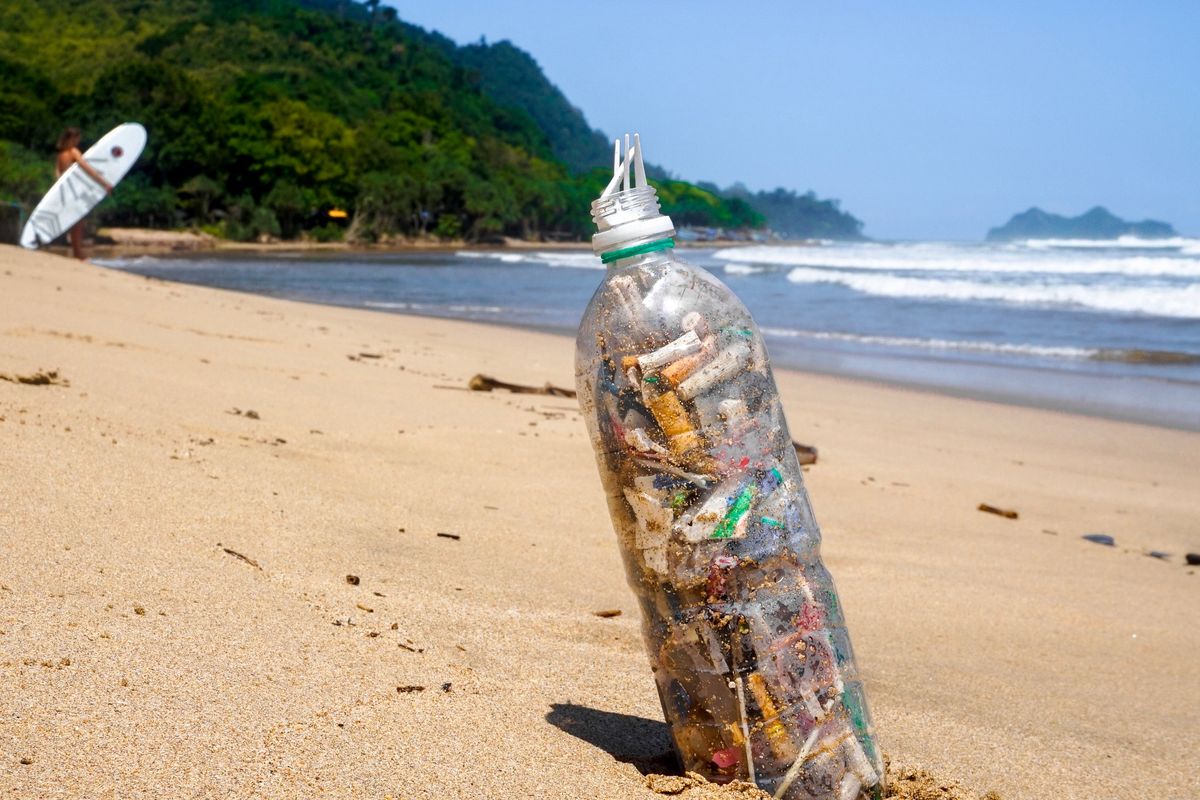 Ilustrasi sampah plastik dan puntung rokok yang dikumpulkan di pantai 