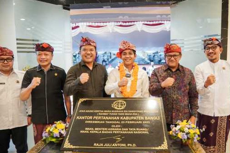 Wakil Menteri Agraria dan Tata Ruang/Wakil Kepala Badan Pertanahan Nasional (Wamen ATR/ Waka BPN), Raja Juli Antoni meresmikan gedung Kantor Pertanahan (Kantah) Kabupaten Bangli, Provinsi Bali, pada Kamis (23/02/2023). Peresmian Kantah Kabupaten Bangli ini disaksikan langsung oleh Bupati Bangli, Sang Nyoman Sedana Arta; Kepala Kantor Wilayah (Kanwil) BPN Provinsi Bali, Andry Novijandri; dan Kepala Kantah Kabupaten Bangli, I Gusti Agung Gede Warmadewa beserta jajaran.