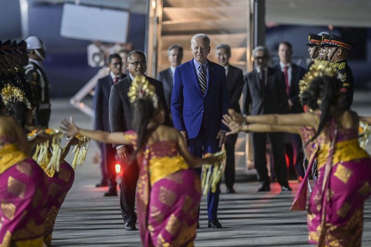 Presiden Amerika Serikat Joe Biden (tengah) tiba di terminal VVIP I Bandara I Gusti Ngurah Rai Bali, Minggu (13/11/2022). Daftar kepala negara yang hadir di G20 mencakup 17 orang, terdiri dari 16 kepala negara anggota dan delegasi Uni Eropa.