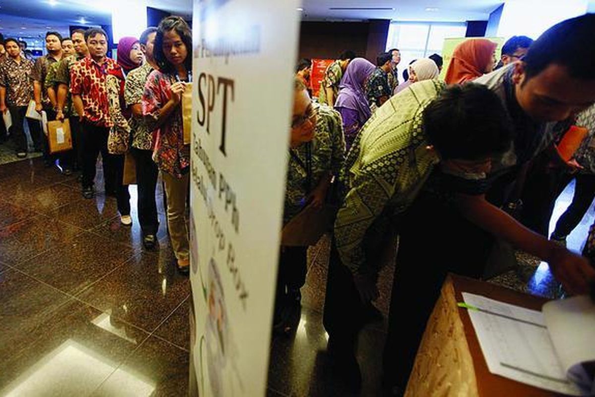 Pegawai Direktorat Jenderal Pajak (DJP) mengantre untuk menyerahkan SPT Tahunan Pajak Penghasilan Orang Pribadi di Kantor Pusat DJP, Jakarta, Jumat (24/2). Penyerahan SPT Tahunan itu dilakukan secara serentak oleh pegawai DJP di seluruh Indonesia melalui drop box, e-filling, pos, dan jasa ekspedisi yang bertujuan memberikan teladan berkaitan dengan pemenuhan kewajiban perpajakan.