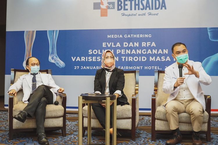 Pengisi acara Temu media EVLA dan RFA Solusi Penanganan Varises dan Tiroid Masa Kini yang diadakan oleh RS Bethsaida Tangerang, dr.Rochsismandoko Sp.PD, KEMD, dr.Bina Ratna Kusuma, dr.Wirya A Graha Sp.BTKV. 