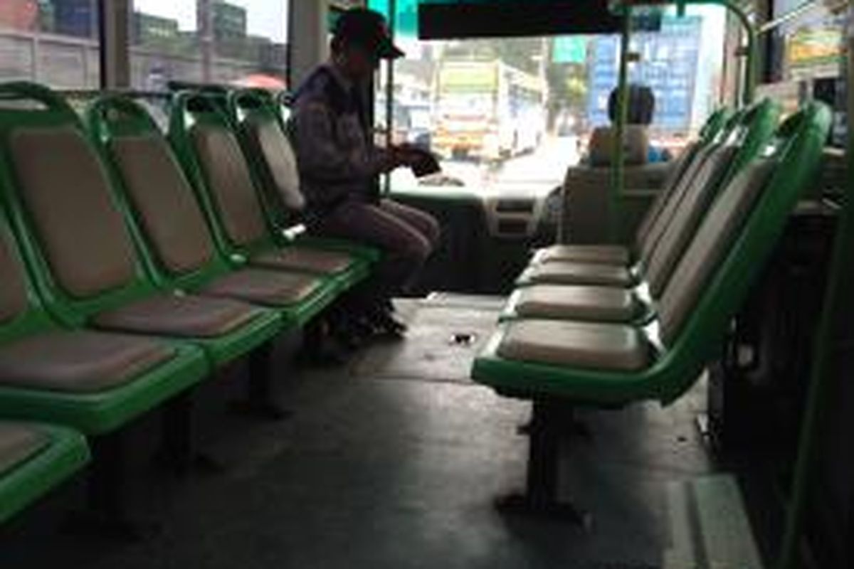 Tampak bus transjakarta rute Tanjung Priok-Rusunawa Marunda di halte transjakarta Tanjung Priok, Jakarta Utara, Senin (18/1/2016). Bus ini berhenti sekitar 20 menit sekali di halte transjakarta Tanjung Priok. 





