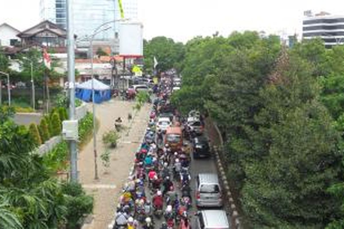 Kemacetan di Jalan TB Simatupang dari arah Tanjung Barat menuju Ragunan, Kamis (1/1/2015). Kemacetan bahkan mengular sampai ke kawasan Lenteng Agung.