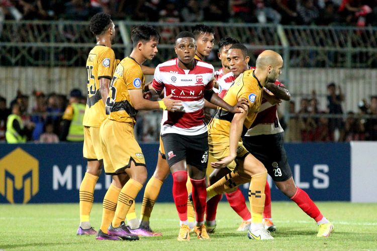 Pemain asing Madura United Hugo Gomes dijaga ketat pemain Dewa United FC saat pertandingan pekan 5 Liga 1 2022-2023 yang berakhir dengan skor 2-1 di Stadion Gelora Bangkalan, Jumat (19/8/2022) malam.