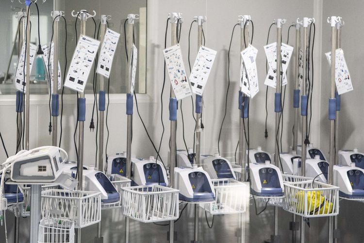 Sejumlah alat kesehatan yang sudah tidak digunakan di Rumah Sakit Darurat COVID (RSDC) Wisma Atlet Kemayoran, Jakarta, Jumat (31/3/2023). RSDC Wisma Atlet Kemayoran resmi ditutup pada Jumat (31/3/2023), setelah pertama kali merawat pasien Covid-19 pada 23 Maret 2020.