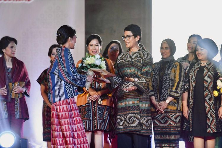 Oscar Lawalata Culture merancang 50 busana ready to wear di Sarinah. Thamrin, Jakarta. Kamis (14/7/2022).