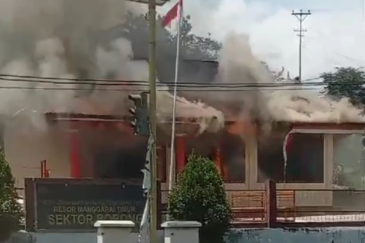 Kantor Polisi Sektor Borong di Kabupaten Manggarai Timur, NTT, terbakar api pada Rabu (20/3/2024) siang. 