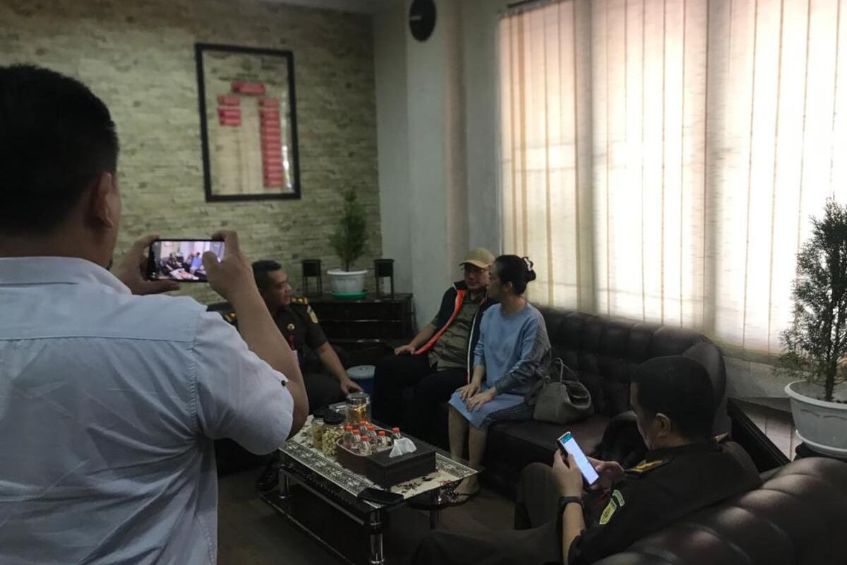 Lily Yunita (50), terpidana kasus penipuan dan penggelapan sebesar Rp 42 miliar yang berstatus daftar pencarian orang (DPO) akhirnya ditangkap Tim Tangkap Buronan (Tabur) Kejati Jatim dan Kejari Surabaya di Perumahan Pakuwon Vila Regency, Kelurahan Babatan Surabaya pada Kamis (8/6/2023).