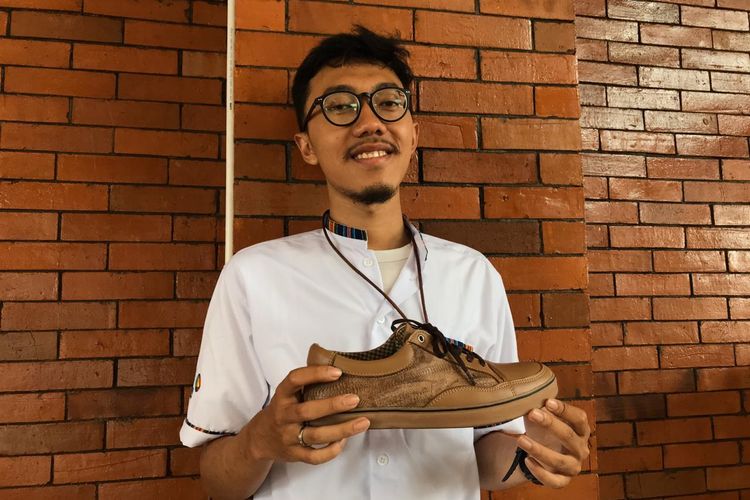 Nurman Farieka Ramdhani (24) mengubah limbah kulit ceker ayam menjadi sepatu yang bernilai jual tinggi.