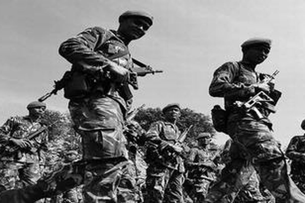 Anggota Paskhas TNI AU membubarkan diri seusai mengikuti apel kesiapan antisipasi unjuk rasa kenaikan harga bahan bakar minyak (BBM) di Mapolres Kota Bandara Soekarno-Hatta, Tangerang, Banten, Senin (26/3). Tim pengamanan gabungan melibatkan 1.180 personel untuk mengantisipasi penutupan akses masuk dari dan menuju bandara oleh para pengunjuk rasa.