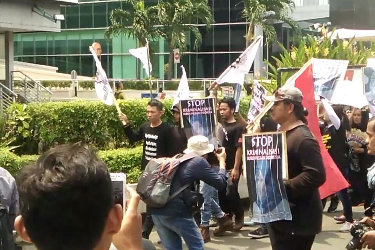 Aksi dari gabungan buruh di Kedubes Arab Saudi. Beberapa peserta aksi sempat diamankan oleh polisi karena hendak melakukan aksi di depan Kedubes Arab Saudi, di Jalan HR Rasuna Said, Jakarta Selatan, Kamis (2/3/2017).