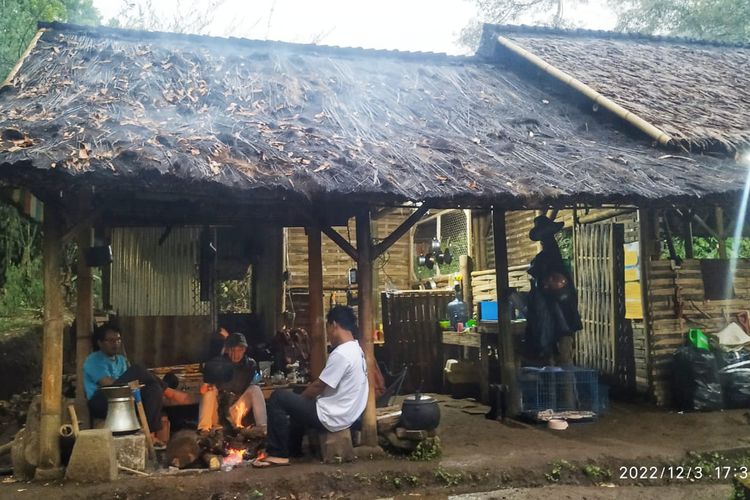 Pascagempa magnitudo 6,4 Garut, sejumlah  sukarelawan kembali beraktivitas di Kosim Farm Venturer, Pondok Halimun, Desa Perbawati, Kecamatan/Kabupaten Sukabumi, Jawa Barat, Sabtu (3/12/2022).