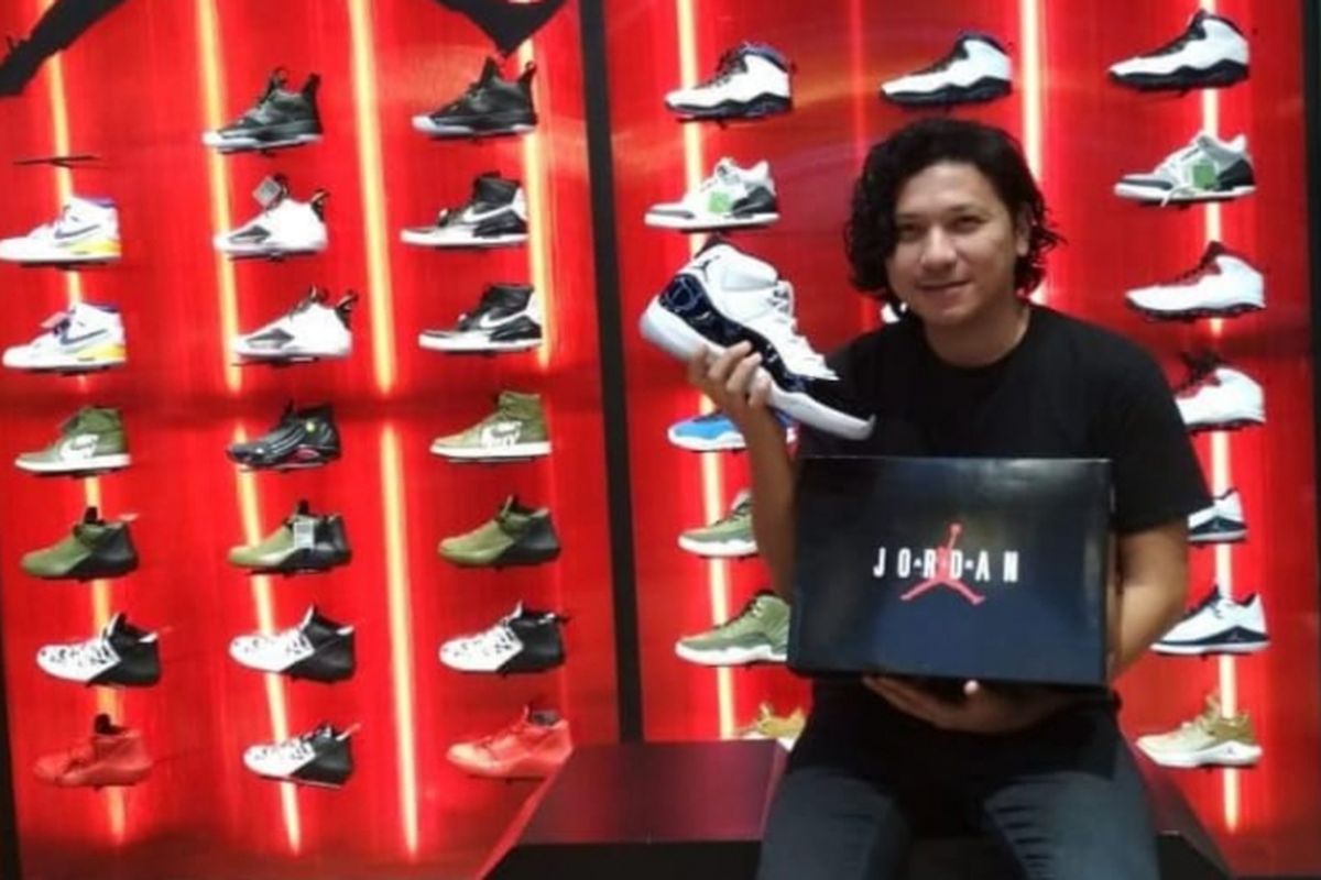 Gading Marten berpose dengan sepatu Air Jordan XI Concord di gerai Hoops Station Pasific Place, Jakarta. 