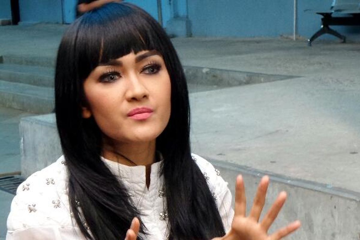 Julia Perez diwawancara oleh para wartawan sesudah mengisi acara di Studio Trans TV, kawasan Tendean, Jakarta Selatan, pada Kamis (22/9/2016).