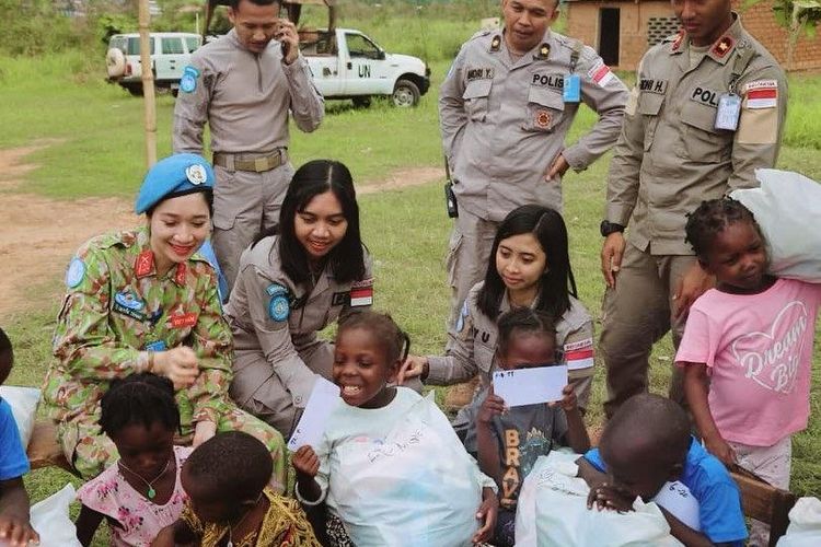 Briptu Ayu Saidevy saat bersama masyarakat Bangui, Afrika Tengah