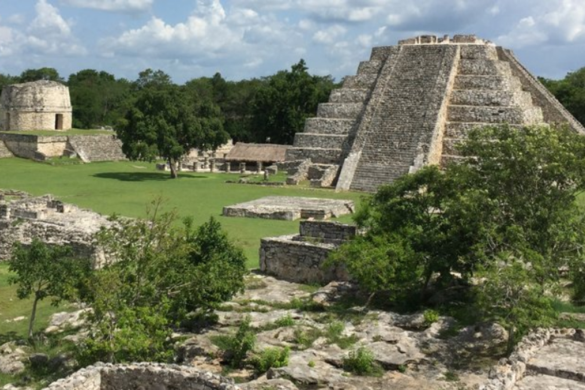 Kuil-kuil Mayapan. Studi baru ungkap pemicu kehancuran peradaban suku Maya Kuno.