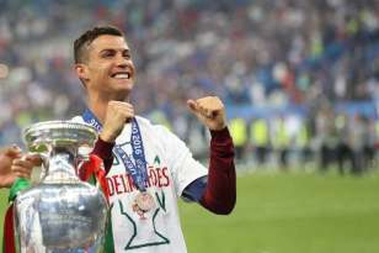 Pemain Portugal, Cristiano Ronaldo, merayakan keberhasilan negaranya dalam menjuarai Piala Eropa 2016 di Stade de France, Saint-Denis, Minggu (10/7/2016) waktu setempat.