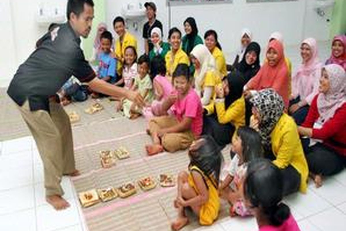 Sebagian korban Situ Gintung yang masih tinggal di tempat pengungsian